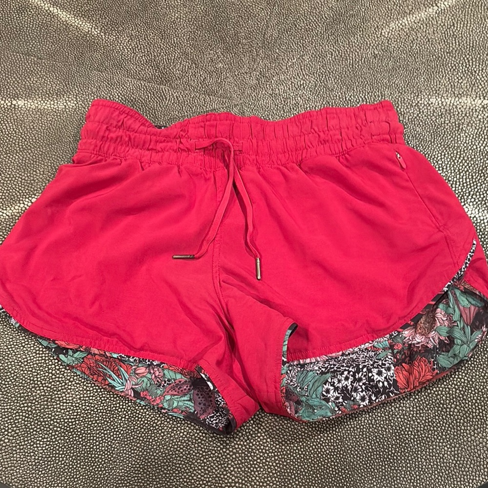 Women’s Lululemon reversible shorts size 4